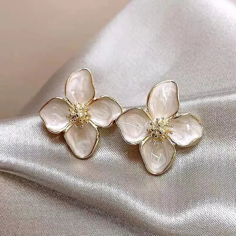 Stylish Vintage Pearly White Flower Stud Earrings